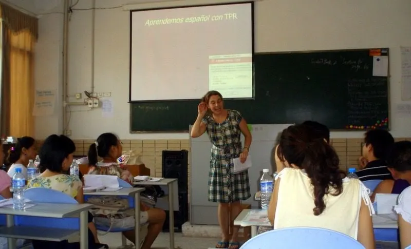 Teaching Chinese middle school English teachers a lesson in Spanish using Total Physical Response. Teacher trainees love this lesson because it demonstrates how full immersion can be effective on foreign language teaching - even for beginner students!