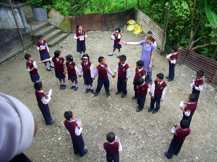 Teaching clock time by making a 'human clock' with Class 3.