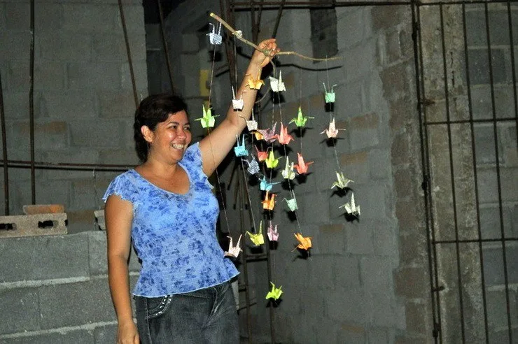 Alex presented Maria Yi, pastor of the Quaker Church in Holguin, Cuba with this mobile.