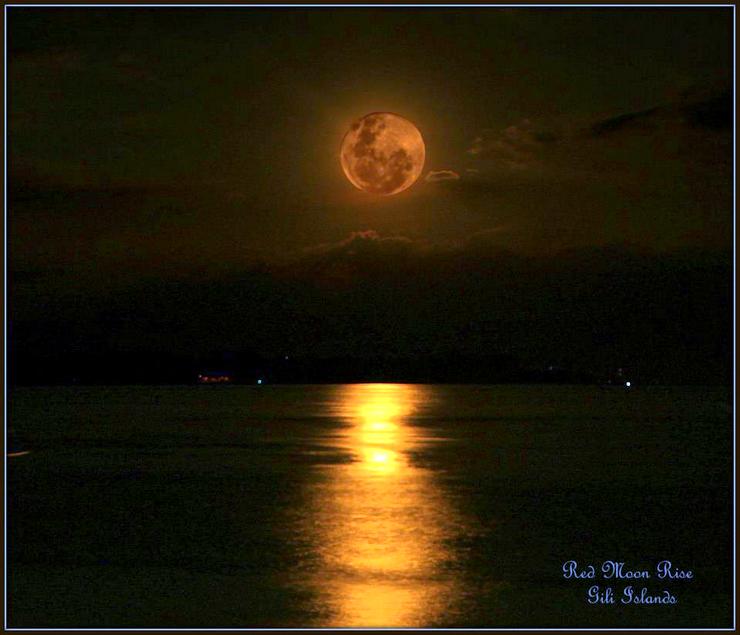 An amazing moonrise in Indonesia, captured by Klelia.