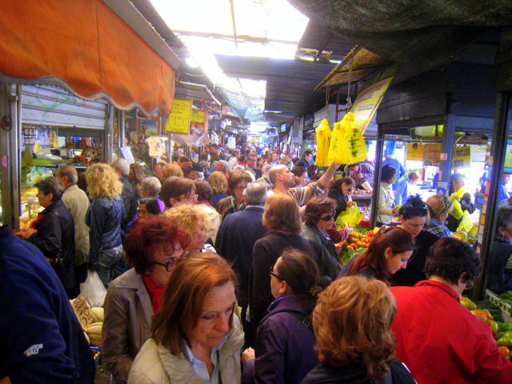 A bustling Rome market.
