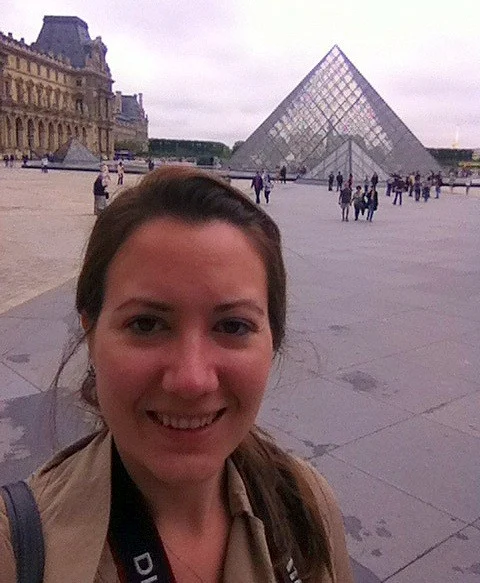 Katie near the Louvre, in Paris (she visited the Mus&eacute;e des Arts D&eacute;coratifs, and the Mus&eacute;e de la Mode et du Textile).