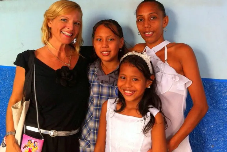 Kate with two of her favorite students (sisters!) and their mother at Colegio Distrial Hogar Mariano in Barranquilla, Atl&aacute;ntico, Colombia.