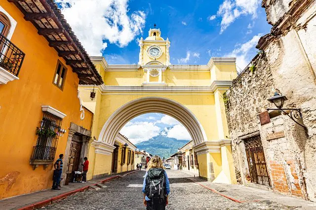 Looking at the Antigua arch.