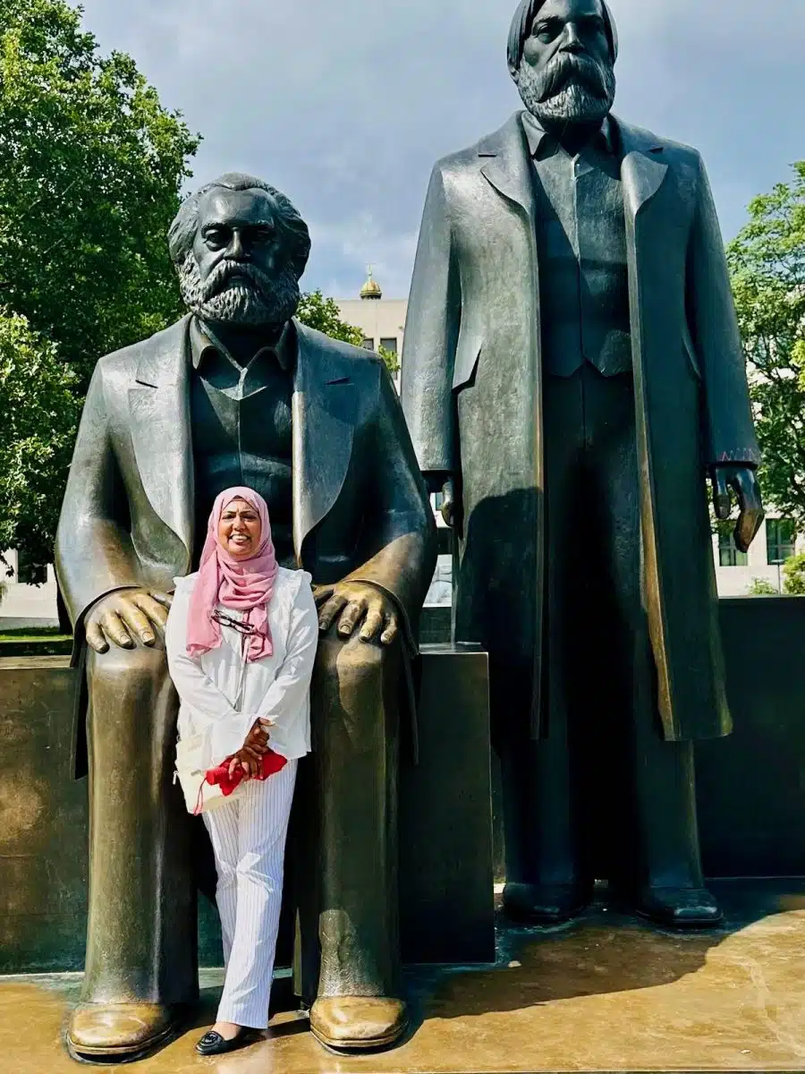 Saba at the Marx Engels Monument: a historical landmark in Berlin.